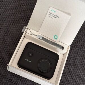 Llano Black Camera Battery Charger